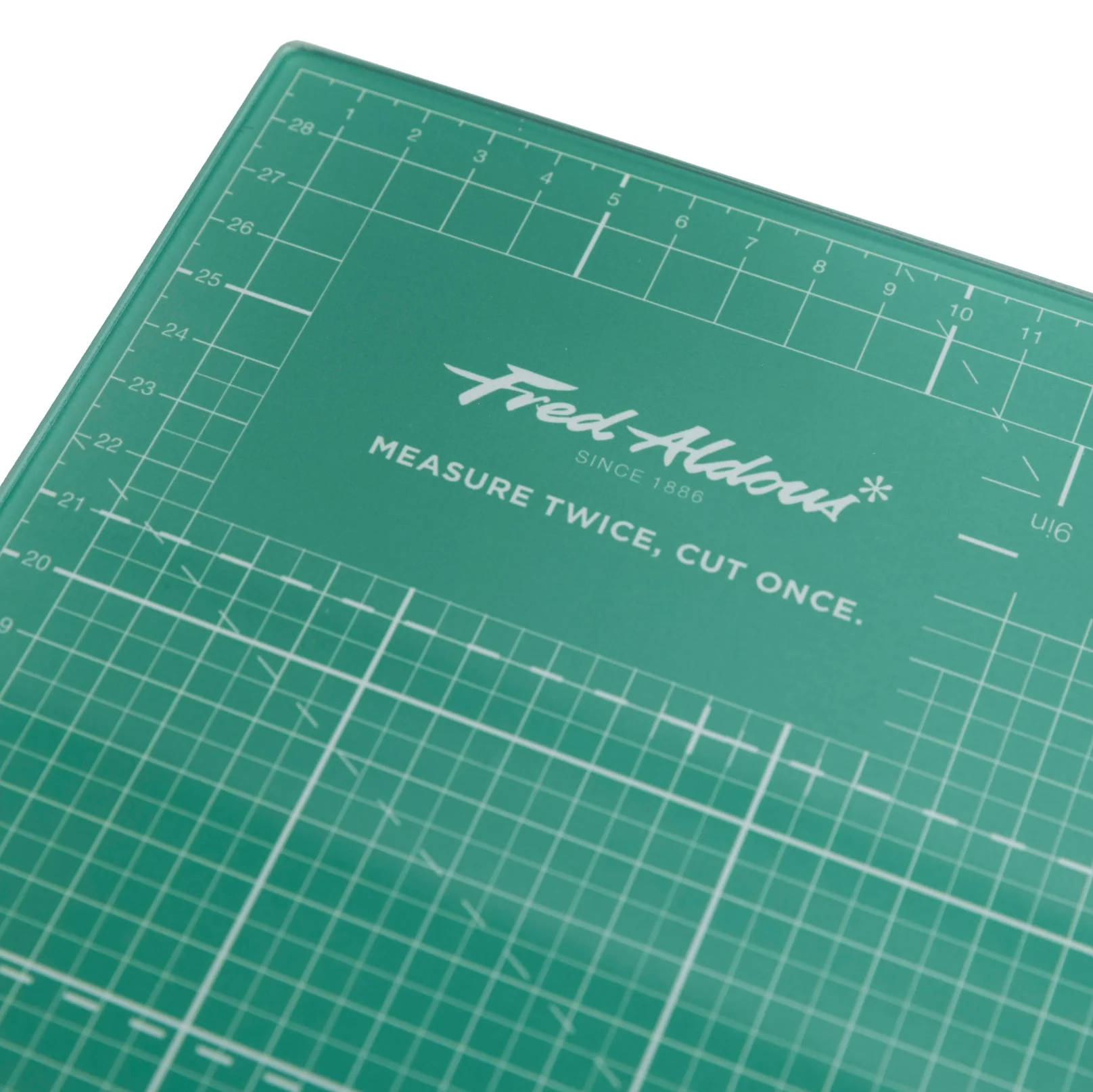 Fred Aldous Glass Cutting Board 28 x 38cm - Image 2