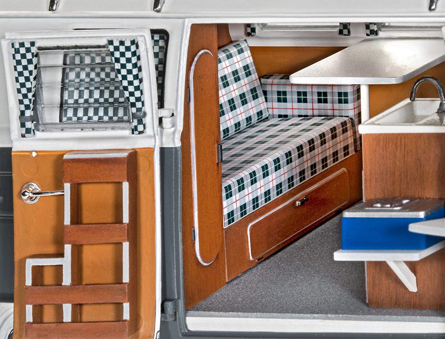 Revell VW T1 Camper - Image 3